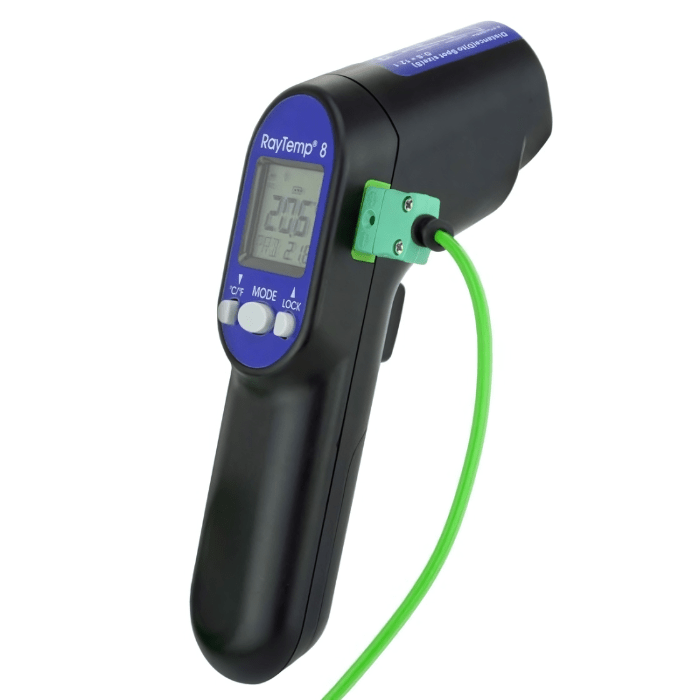 Un Thermomètre.fr Raytemp® 8 infrarouge portable avec prise type K, doté d'un affichage numérique indiquant une température de 20,6 degrés Celsius et d'un câble vert fixé pour le thermocouple de type K.