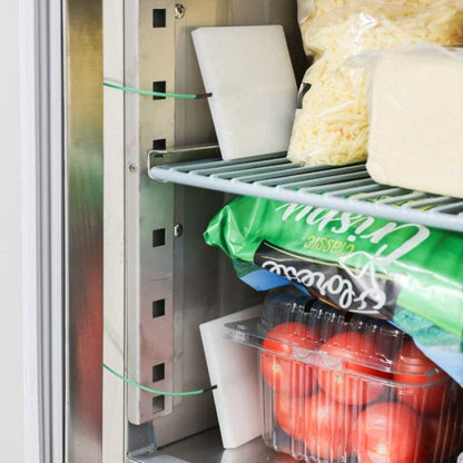 Tiroir ouvert du réfrigérateur rempli de divers aliments, notamment du fromage, des tomates et un sac de légumes verts du Kit de surveillance de la température sans fil pour réfrigérateur et congélateur de Thermomètre.fr.