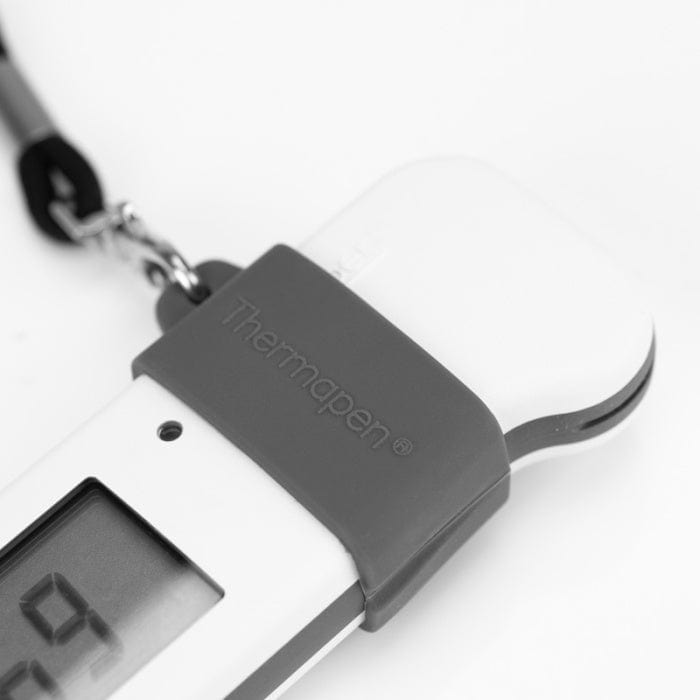 Gros plan d'un thermomètre numérique Thermapen affichant la marque "Thermometre.fr" sur une coque de protection grise, comportant la mention "Bande magnétique Thermapen avec cordon".