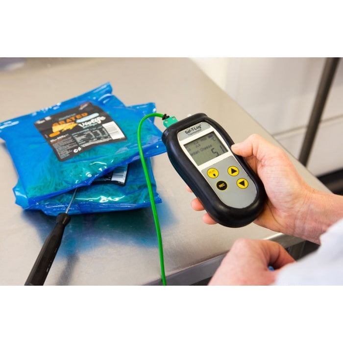 Une personne titulaire d'un Enregistreur Saf-T-Log® HACCP de Thermomètre.fr vérifie la température des produits alimentaires emballés à l'aide d'un appareil numérique pour garantir le respect des protocoles HACCP.