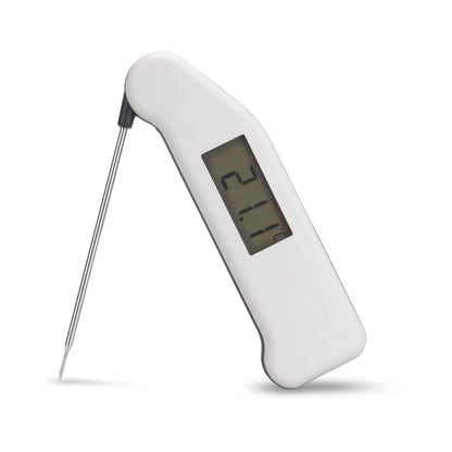 Un Thermomètres Thermapen® Classic blanc de Thermomètre.fr doté d'une sonde métallique pliable affiche sur son écran une température précise de 21,4 degrés.
