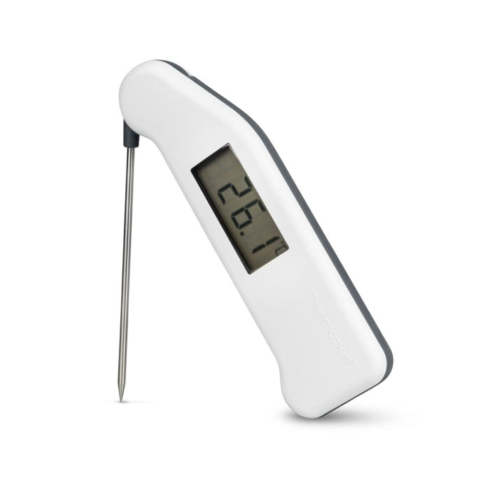 Les Thermomètres Thermapen® Classic de Thermomètre.fr sont dotés d'une sonde pliable et affichent une température exacte de 26,1 degrés sur son écran.