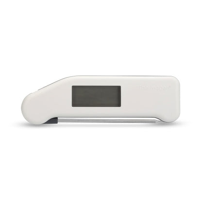 Un thermomètre numérique blanc avec un écran d'affichage rectangulaire, étiqueté « Thermomètres Thermapen® Classic ». La sonde est repliée dans le corps en plastique blanc, assurant une température précise.