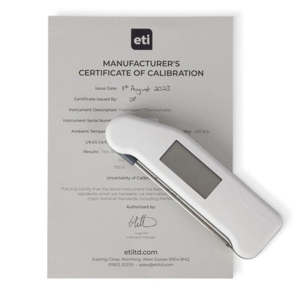 Un Thermomètres Thermapen® Classic de Thermomètre.fr est placé au sommet d'un certificat d'étalonnage délivré par ETI, en date du 18 août 2023.